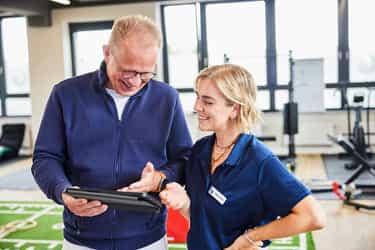 Prof. Dr. Tobolski und Kathrin Raida besprechen die Trainingsplanung am Tablet