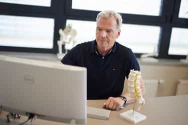Dr. Döhmen wertet DVT-Bilder am Monitor aus