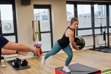 Rückenschmerzen bei Sportlern: Warum der Rumpf entscheidend ist