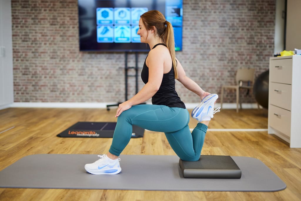Patientin bei einer Mobility-Übung auf der Trainingsfläche