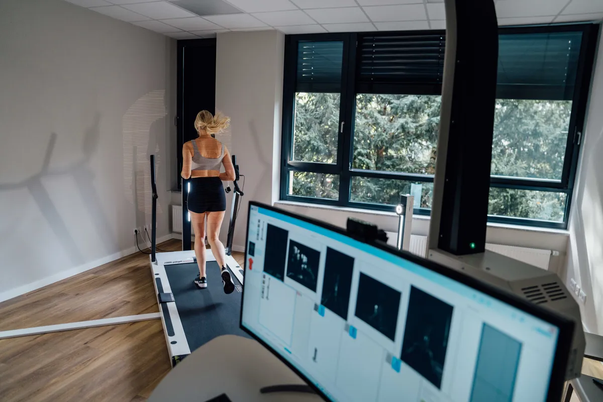 Laufanalyse mit Echtzeit-Monitoring im High-Performance-Lab