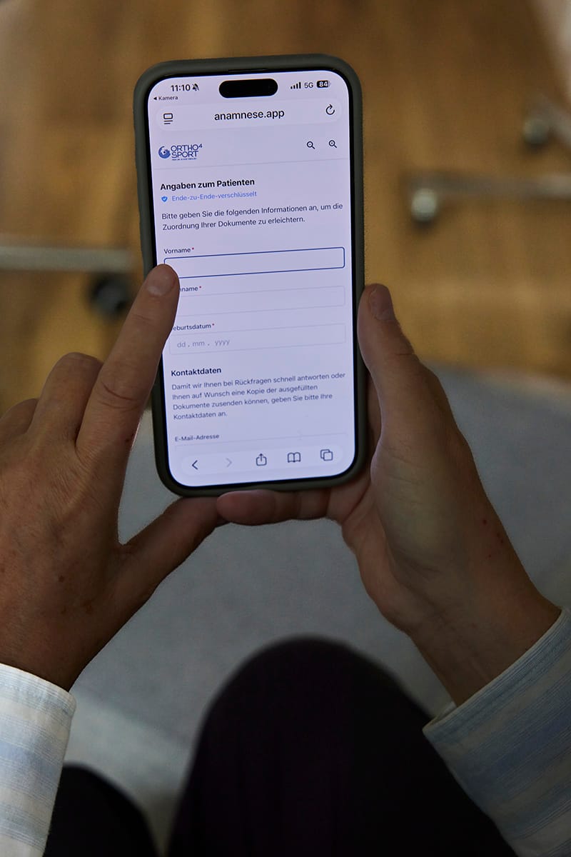 Patient füllt den Anamnesebogen von Ortho4Sport digital am Smartphone aus