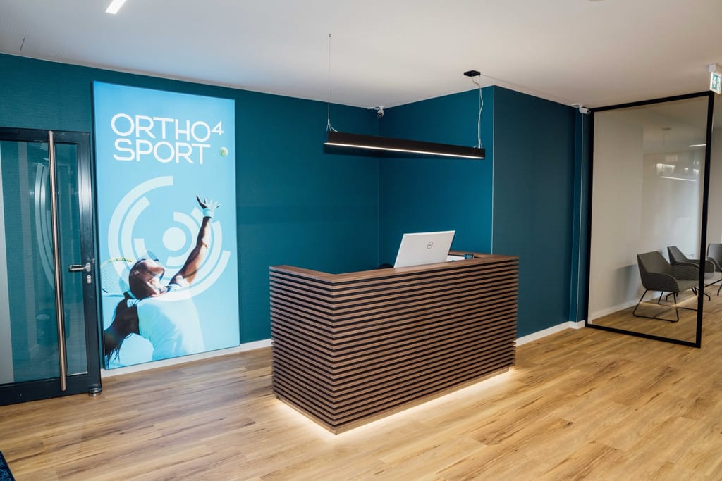 Empfangsbereich der Ortho4Sport Praxis in Köln-Rodenkirchen