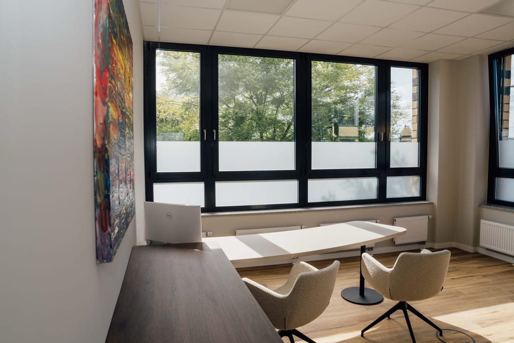 Behandlungsraum mit Tageslicht und moderner Ausstattung
