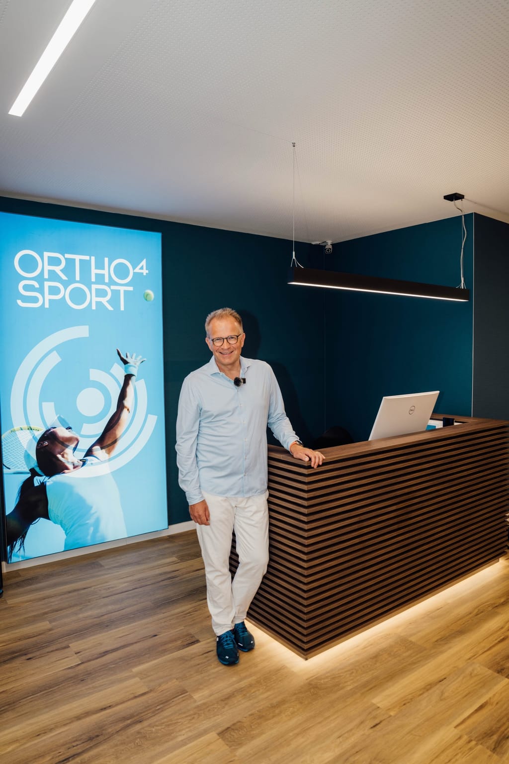 Prof. Dr. Tobolski im Empfangsbereich der Praxis