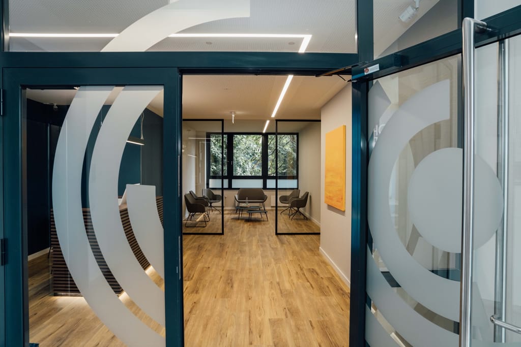 Wartebereich mit Glastrennwänden und zeitgenössischer Kunst