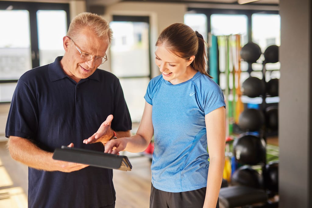 Besprechung der Trainingsergebnisse am Tablet