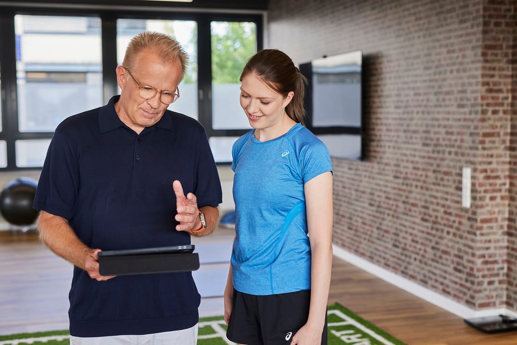 Trainingsplanung mit Tablet auf der Trainingsfläche