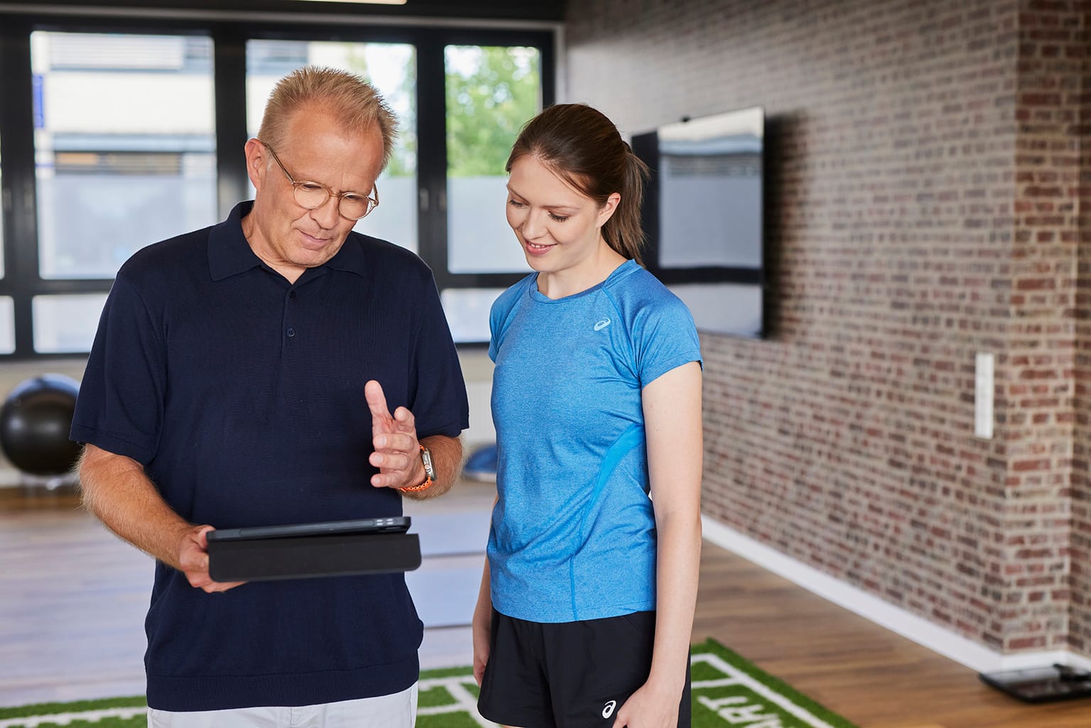 Besprechung des individuellen Trainingsplans auf der Trainingsfläche bei Ortho4Sport