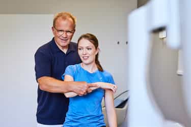 Orthopädische Untersuchung vor der Akupunktur bei Ortho4Sport