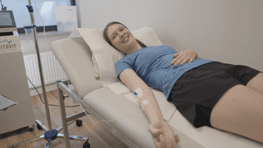 Patientin erhält eine Infusion über einen Zugang am Unterarm