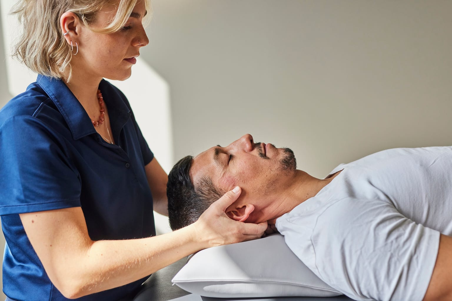 Kathrin Raida bei der osteopathischen Behandlung in der Praxis Ortho4Sport Köln