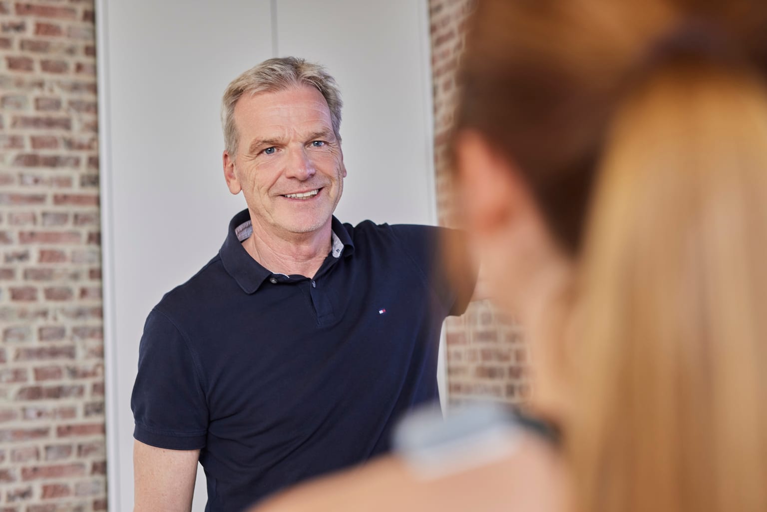 Beratungsgespräch zur EMG-Biofeedback-Rehabilitation nach Schulter-Operation bei Ortho4Sport Köln