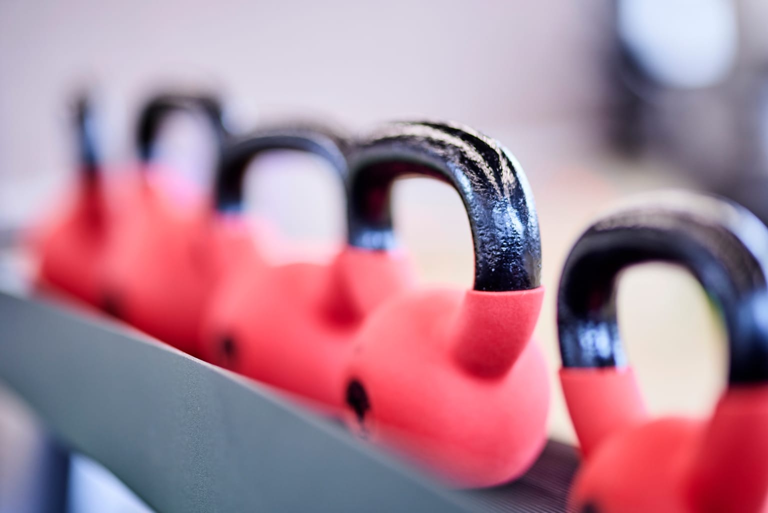 Kettlebells auf der Trainingsfläche bei Ortho4Sport