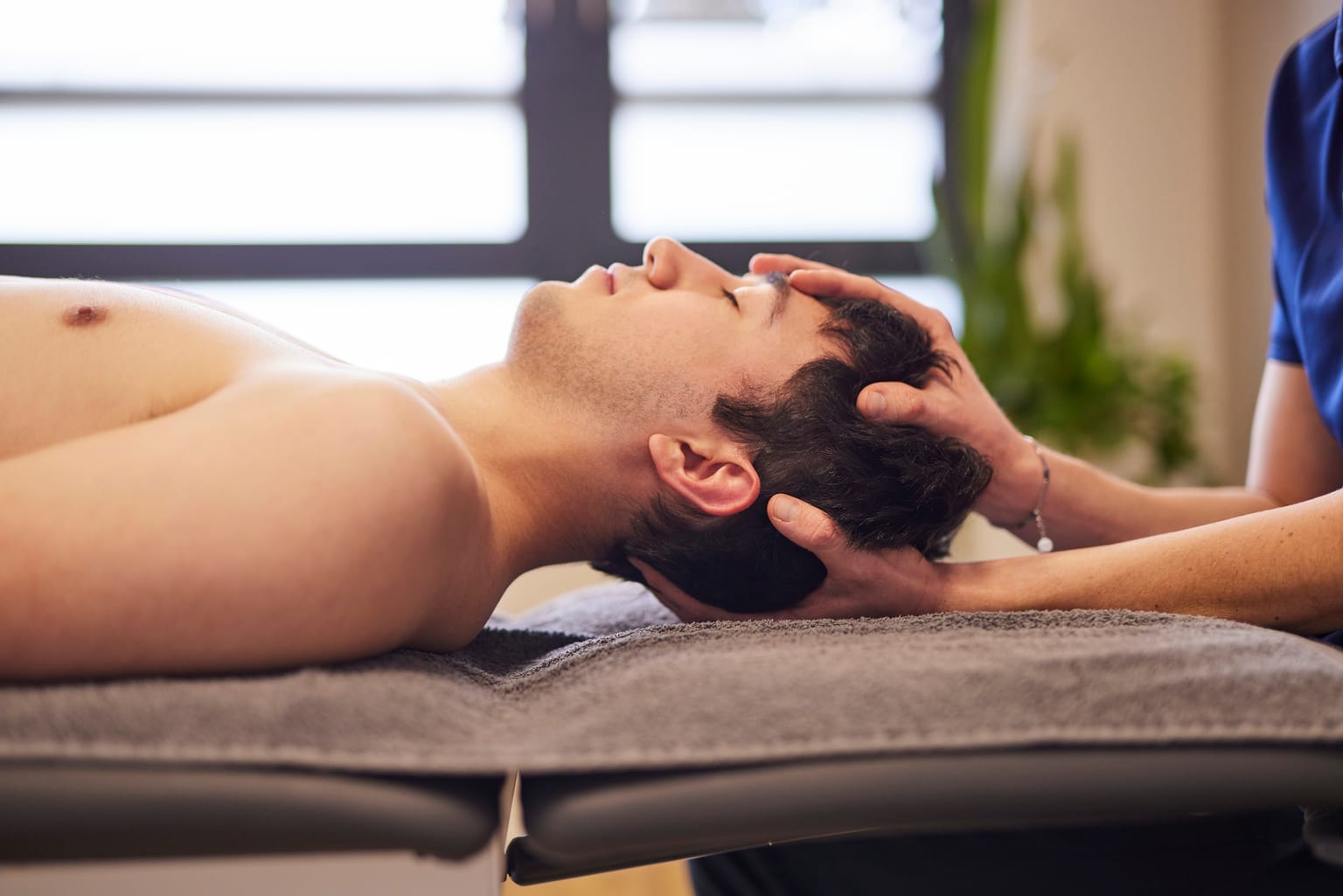 Cranio­sacrale Osteo­pathie: Zwischen Mythos und moderner Therapie